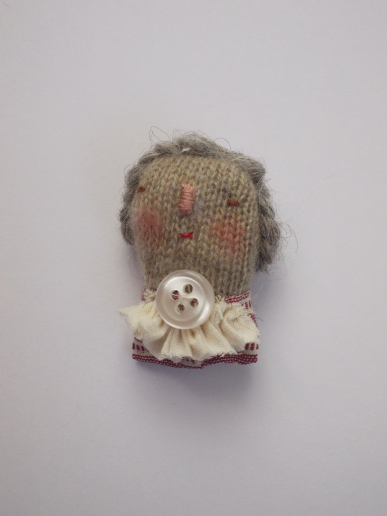 Маленькие текстильные куклы-брошки. Миниатюрные куклы ручной работы. Очень маленькие куклы