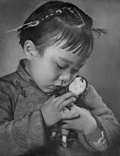 антикварная кукла, винтажное фото с куклой, старая фотография с куклой, антикварная кукла с девочкой, antique doll