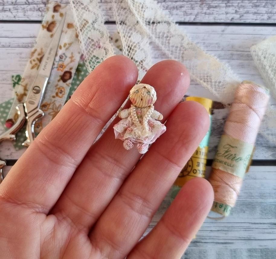 миниатюрная текстильная кукла ручной работы, handmade miniature doll, украшение из кукол