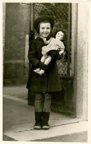 антикварная кукла, винтажное фото с куклой, старая фотография с куклой, антикварная кукла с девочкой, antique doll